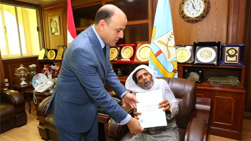 محافظ كفرالشيخ يُسلّم 12 عقد تقنين أراضي أملاك دولة للمستفيدين
