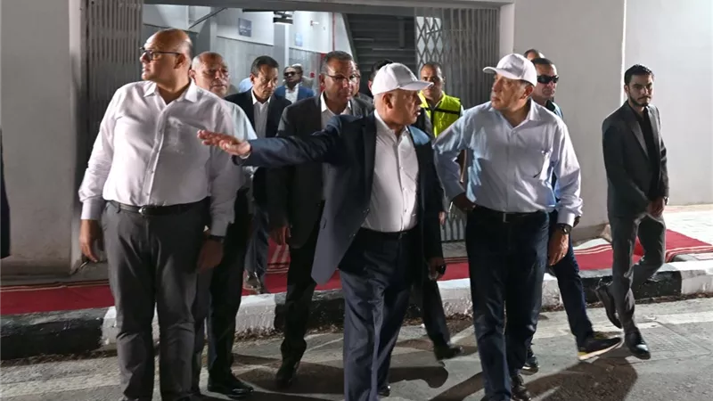 مدبولي يستمع لشرح حول منظومة العمل الخاصة بالأتوبيس الترددي