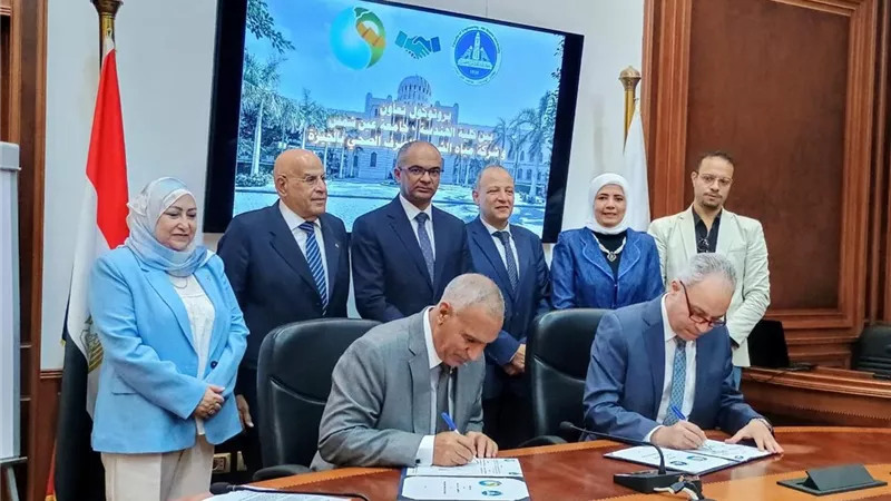 نائب وزير الإسكان يشهد بروتوكول بين مياه الجيزة وهندسة عين شمس