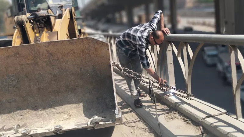 النجار يتابع أعمال إصلاح وصيانة الأسوار الحديدية بكوبري أرض اللوا