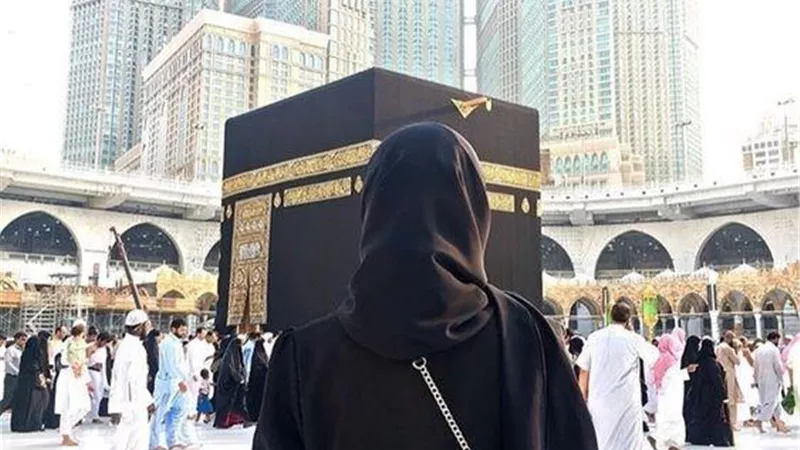 هل يجوز سفر المرأة للحج بدون مَحْرَم؟
