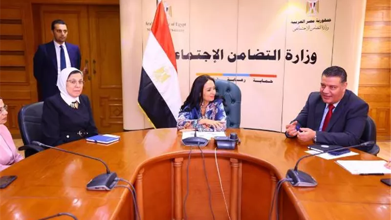 حجاج الجمعيات بالمنيا يتسلمون تذاكر الطيران إلى الأراضى المقدسة