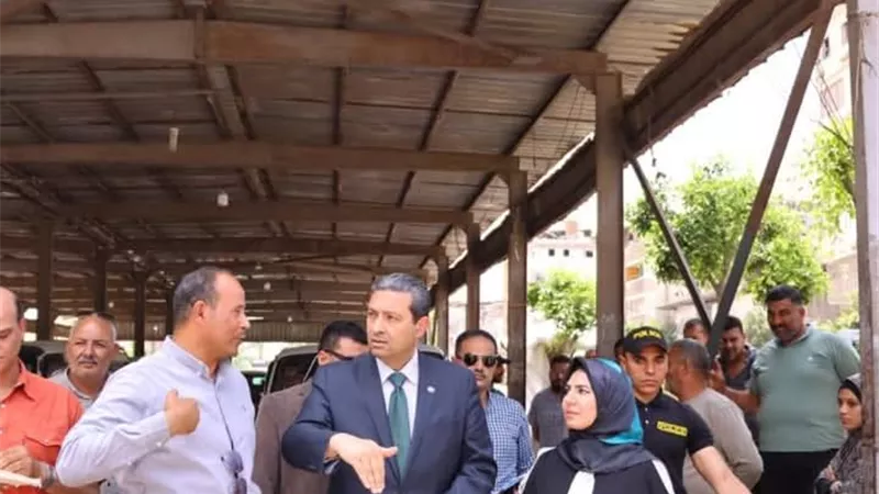 محافظ دمياط يتابع العمل بموقف رأس البر