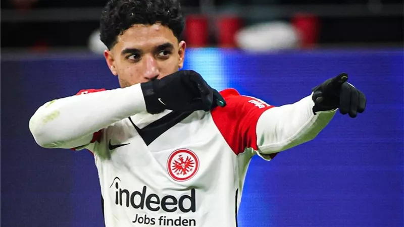 رغم انتقاله للسيتي .. مرموش يزين قائمة هدافى الدورى الألمانى