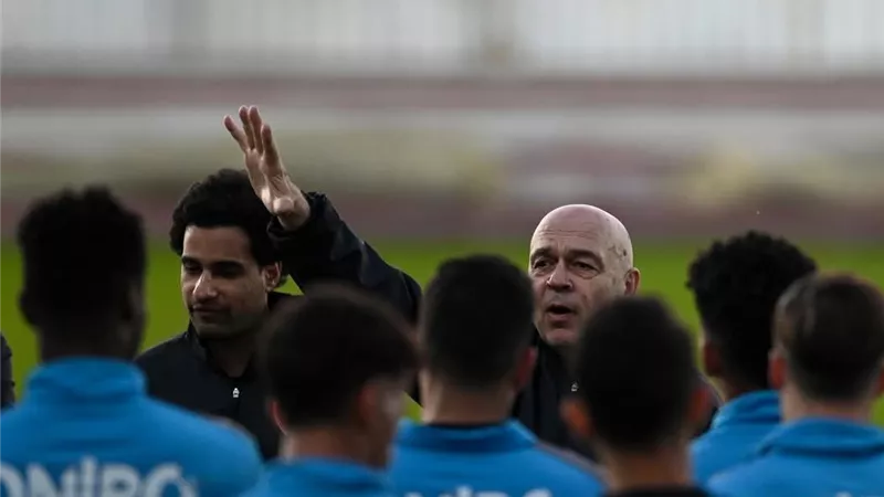لاعبو الزمالك كانوا يهددون جروس .. شاهد محمد عنتر يكشف الكواليس
