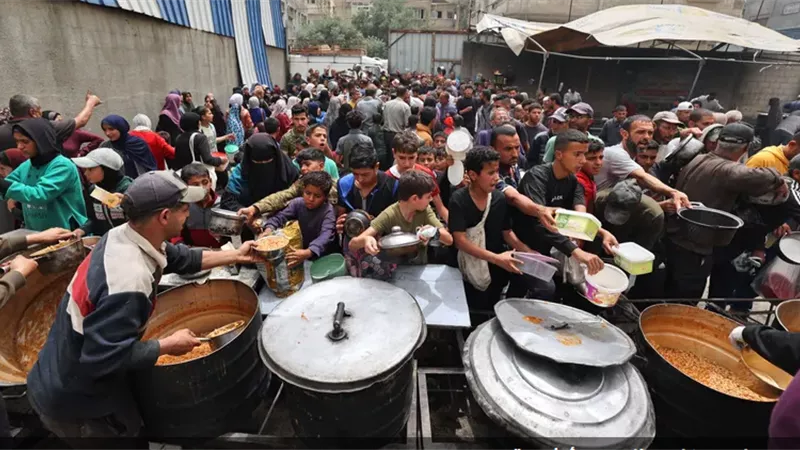 طحن وخبز المعكرونة والعدس.. آخر حيل الغزيين لمواجهة المجاعة