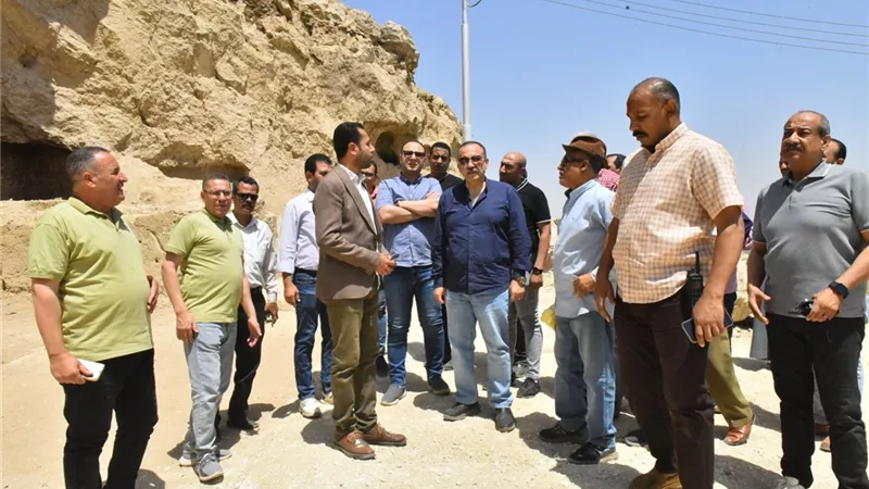 محافظ أسيوط يتفقد مقبرة 