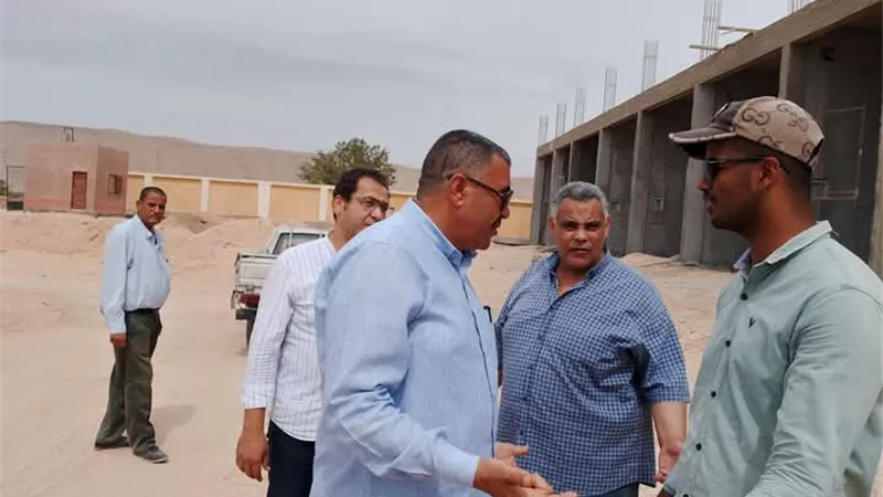 رئيس مركز البداري يتفقد الأعمال الإنشائية بسوق عرب مطير
