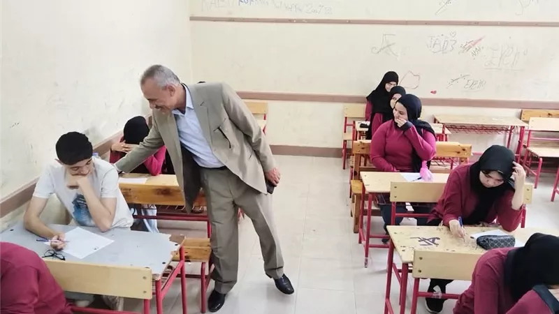 533963طالبًا وطالبة يؤدون امتحانات 