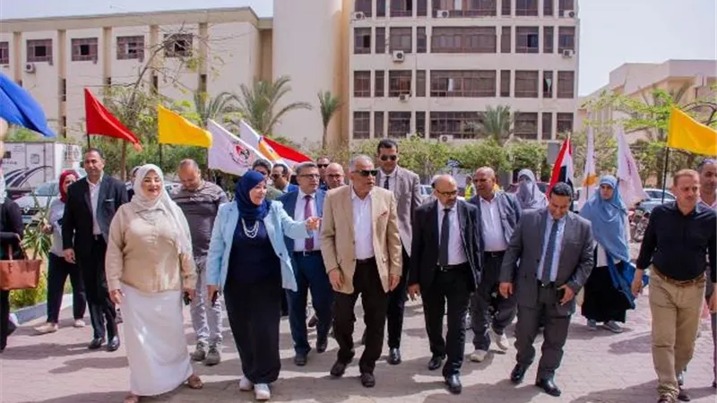 رئيس جامعة طنطا يتابع التطوير بكليتي التمريض وطب الأسنان.. بالصور
