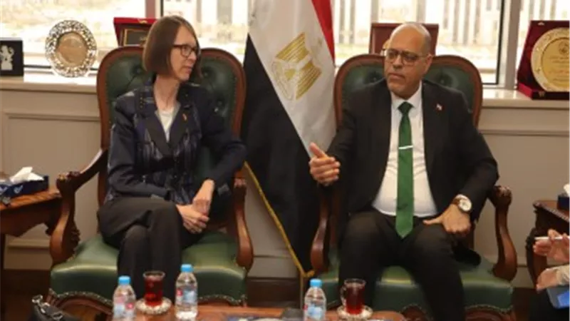 وزير العمل يلتقي يبحث مع 