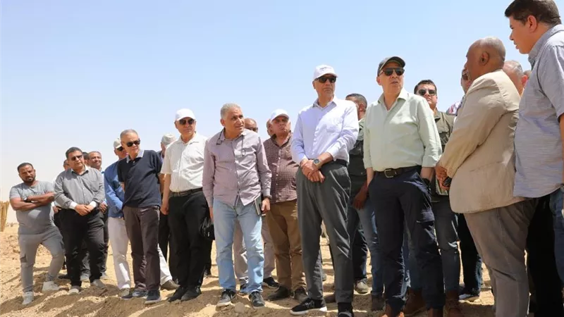 وزير الرى ومحافظ أسوان يتفقدان مشروع 