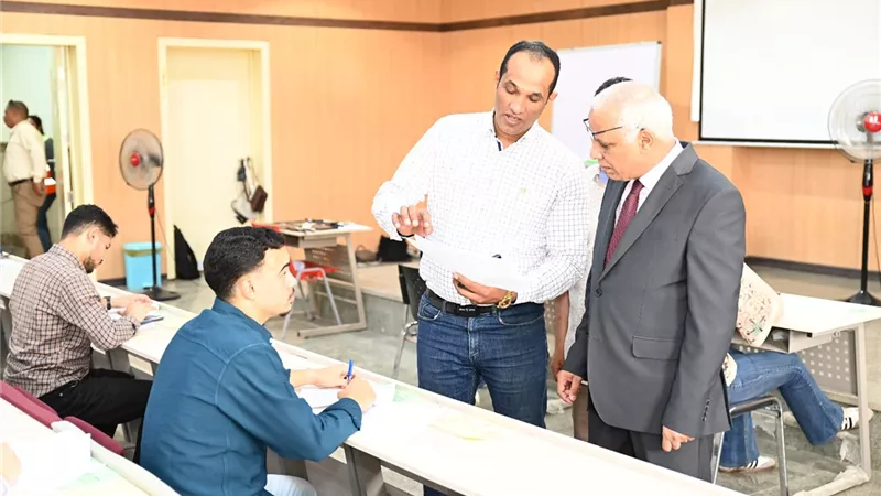 مدير تعليم سوهاج يتابع آليات انضباط أعمال امتحانات النقل