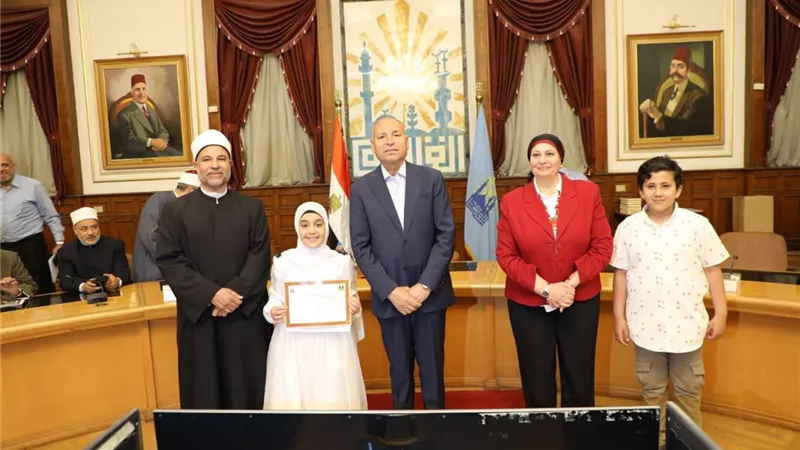 محافظ القاهرة يكرم ٤٠ طالب حاصلين على المراكز الاولى فى المسابقة