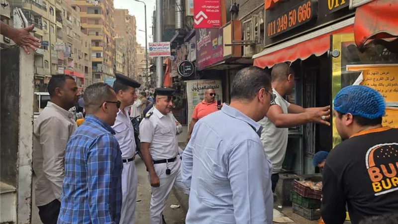 رفع ٣٠٠ تعدي من المحال والمنشآت التجارية و غلق وتشميع مطعم مخالف