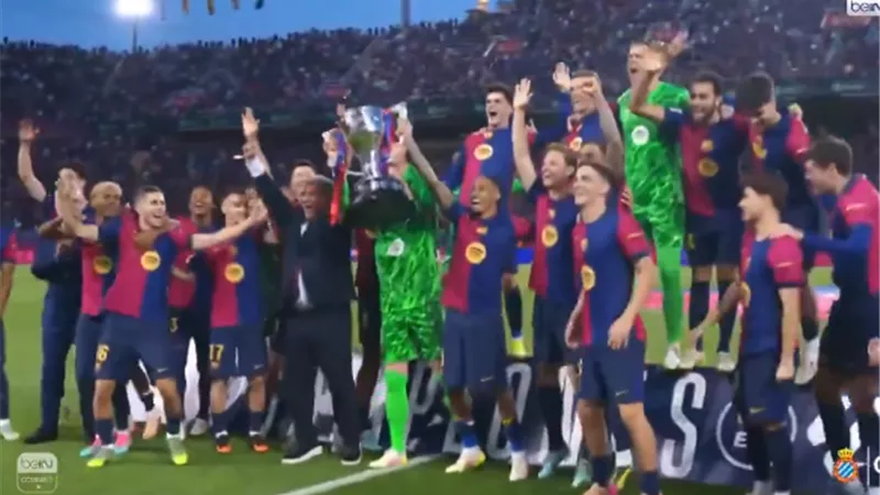 شاهد.. برشلونة يحتفل بكأس الدوري الإسباني في حضور لابورتا