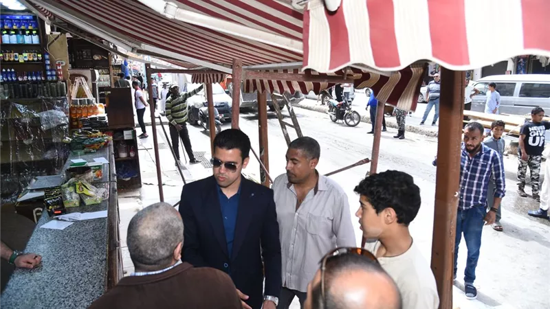 نائب محافظ مطروح يقود حملة لرفع الإشغالات بوسط المدينة