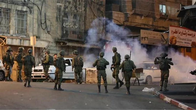 إصابة عشرات الفلسطينيين بالاختناق خلال اقتحام الاحتلال قرية اللبن