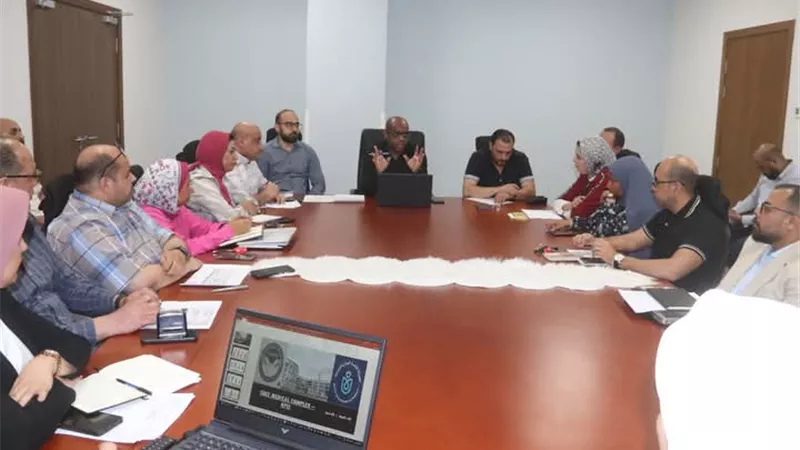 اجتماع مديري المستشفيات بمحافظة السويس
