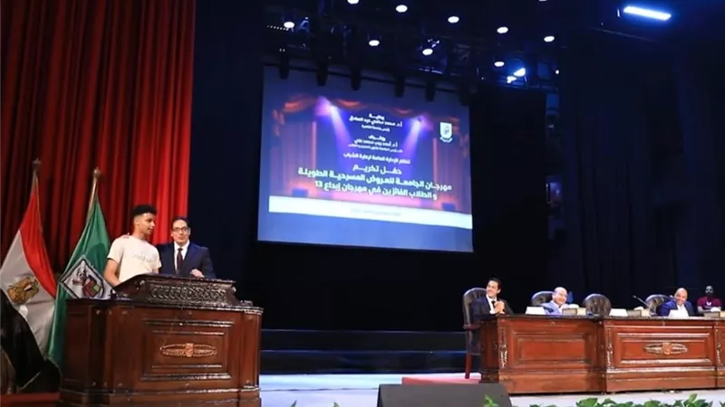 رئيس جامعة القاهرة يكرم الفائزين في مهرجان العروض المسرحيةالطويلة