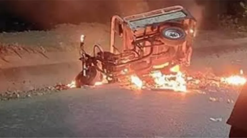 عاطل يشعل النيران في تروسيكل بكرداسة