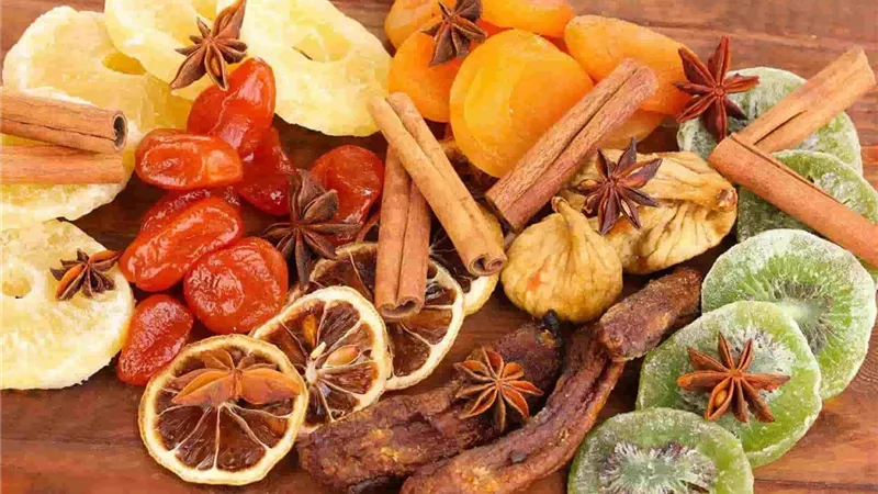تعرف على الفواكه المجففة الأنسب لكبار السن