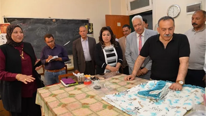 محافظ أسيوط يتفقد جمعية الشابات المسلمات ومعرضًا للمنتجات اليدوية