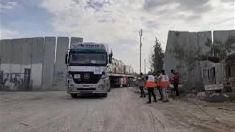 دخول 9 شاحنات مساعدات إلى غزة اليوم من معبر كرم أبو سالم