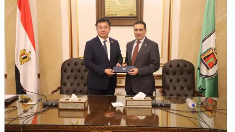 مذكرة تفاهم بين جامعة القاهرة ومركز التبادل الدولي اللغوي بالصين