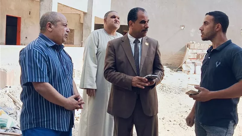 مدير تعليم قليوب يتابع أعمال الصيانة في مدرسة ميت حلفا