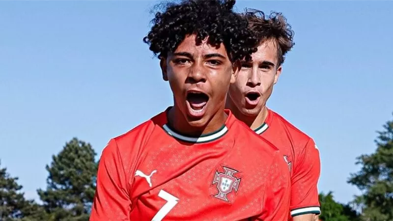 شاهد .. رد رونالدو على إنجاز ابنه مع منتخب البرتغال