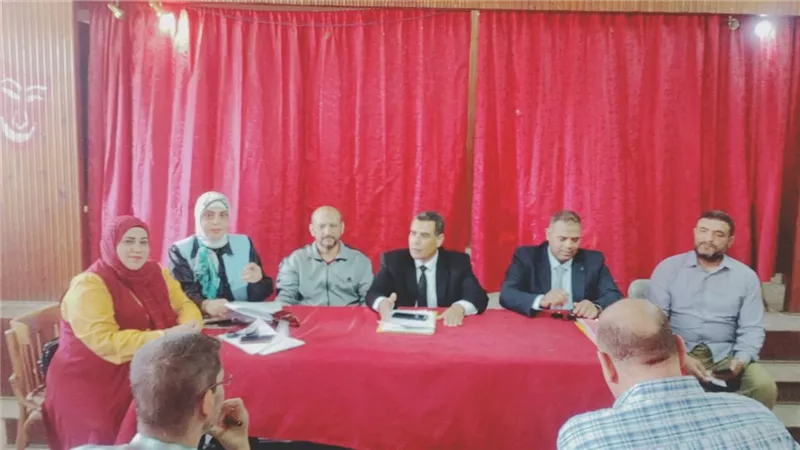 مدير تعليم الخانكة يلتقي مديري المدارس استعدادا للامتحانات
