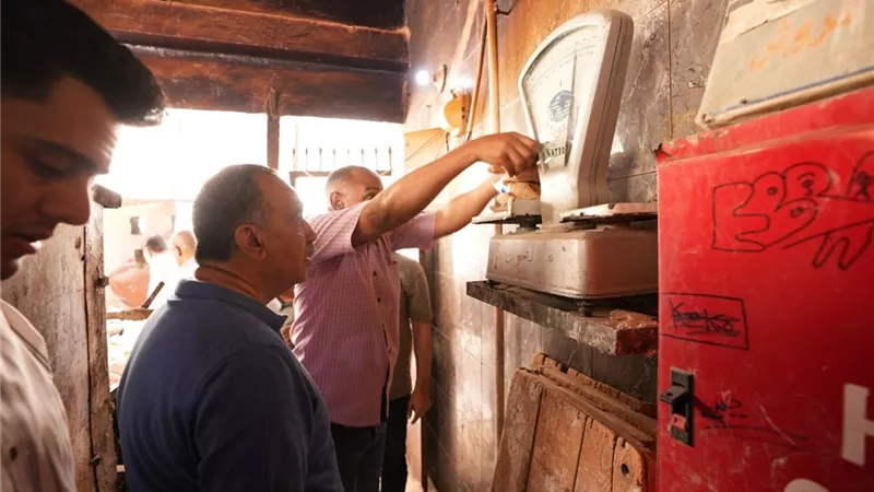 محافظ أسيوط فى جولة مفاجئة: ضبط مخالفة خبز ناقص الوزن
