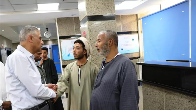 محافظ أسوان يفاجئ العاملين بمستشفى النيل التخصصى ويتابع الخدمات