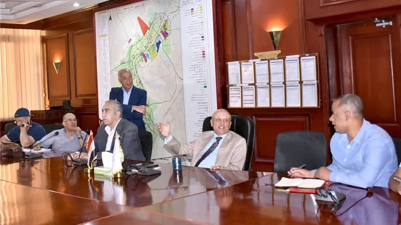 المحافظ يلتقى وفد هيئة الأنفاق لبحث مشروع القطار الكهربائى السريع