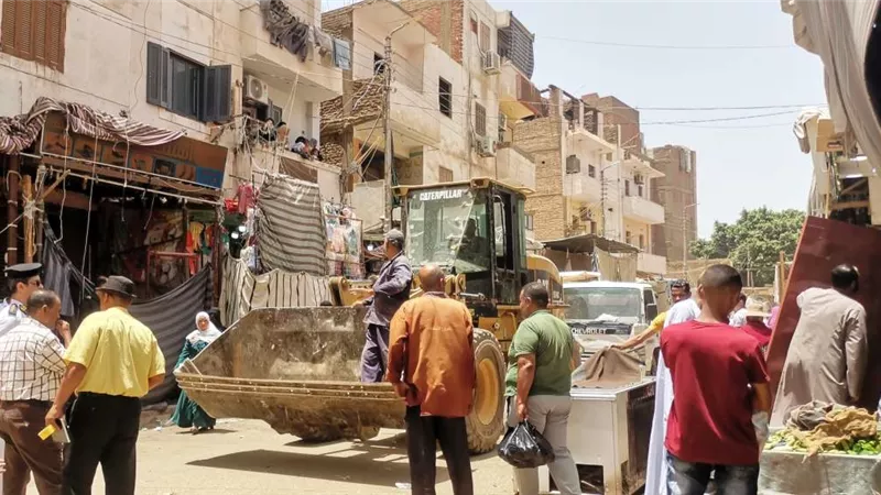 حملة مكبرة لرفع وإزالة230حالة إشغال بالسوق التجارى وشارع 23 يوليو