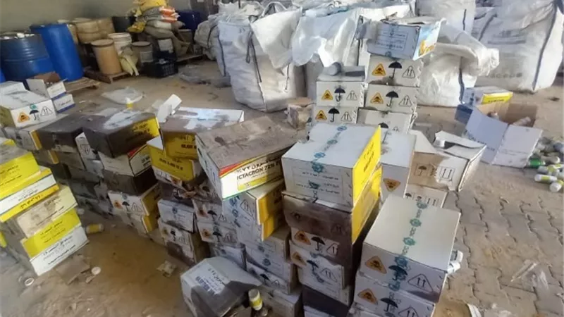 ضبط مخزن لتعبئة مبيدات زراعية منتهية الصلاحية بجمصه