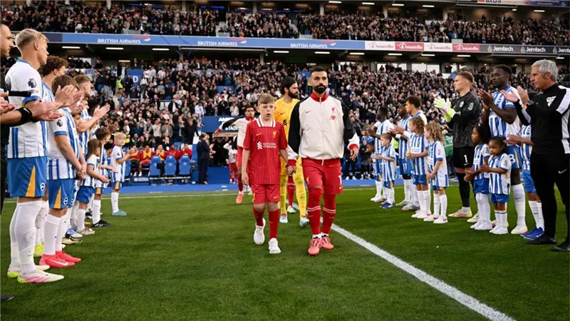 شاهد بالفيديو .. محمد صلاح يقود الممر الشرفي في ملعب برايتون