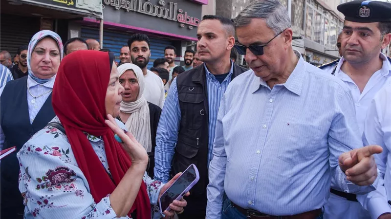 محافظ الإسكندرية يقود حملة لاعادة الانضباط للشارع