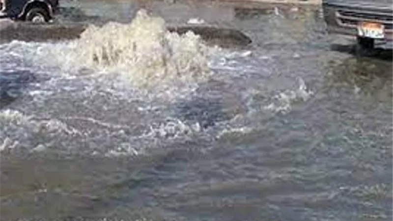 كسر ماسورة مياه رئيسية بحدائق الأهرام تتسبب فى شلل مروري