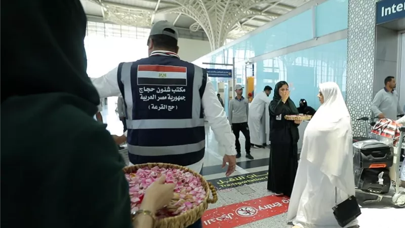 بعثة الحج تستقبل الحجاج في الأراضي المقدسة بالورود والهدايا