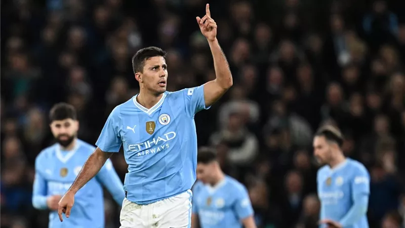 بعد غياب 8 أشهر.. رودري يعود لقائمة مانشستر سيتي أمام بورنموث