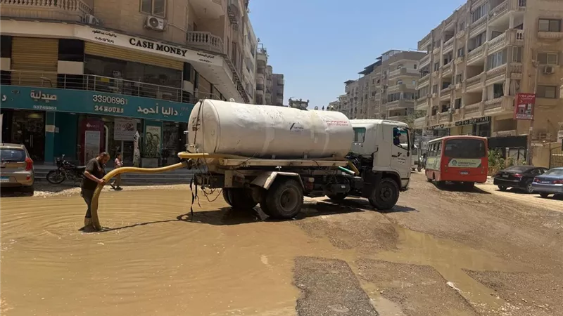 محافظة الجيزة: إصلاح كسر مفاجئ بخط مياه بمنطقة هضبة الأهرام