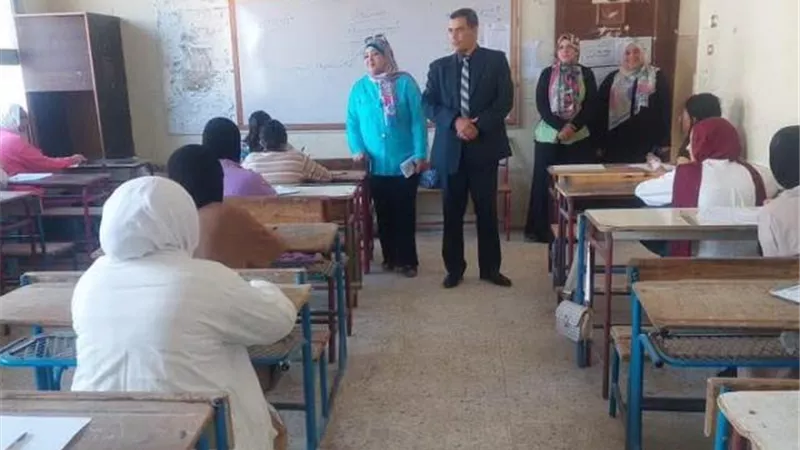 مدير تعليم الخانكة يتابع امتحانات المستوي الرفيع في التجريبيات