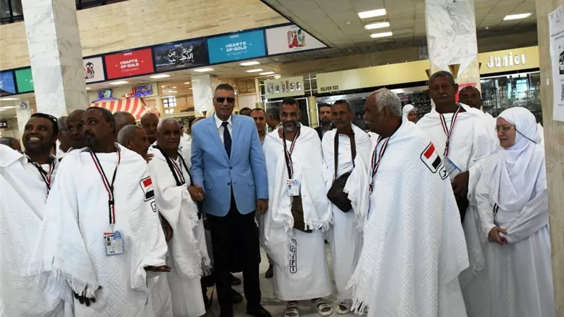 محافظ اسوان يودع الرحلةالأولى لحجاج القرعةللتوجه لبيت الله الحرام
