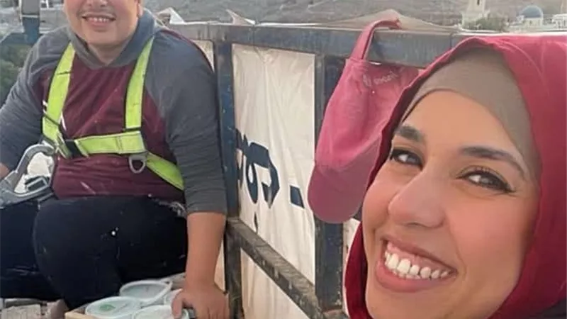 عمارات أسوان تتجمل بأيدى زوجين فنانين تشكيليين