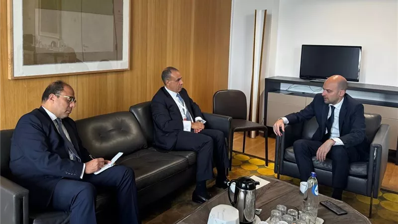 وزير الخارجية والهجرة يلتقى مع وزير خارجية فرنسا في بروكسل
