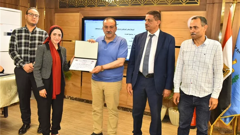 محافظ أسيوط يكرم فريق عمل أغنية 