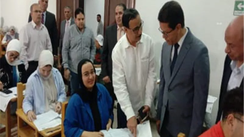 رئيس جامعة بنها يتفقد سير الامتحانات بكليتي الآداب والتجارة