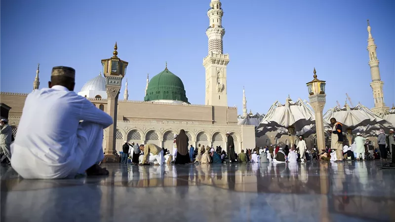 أمين الفتوى يُبين حكم توصية حجاج بيت الله بتوصيل السلام للنبيّ